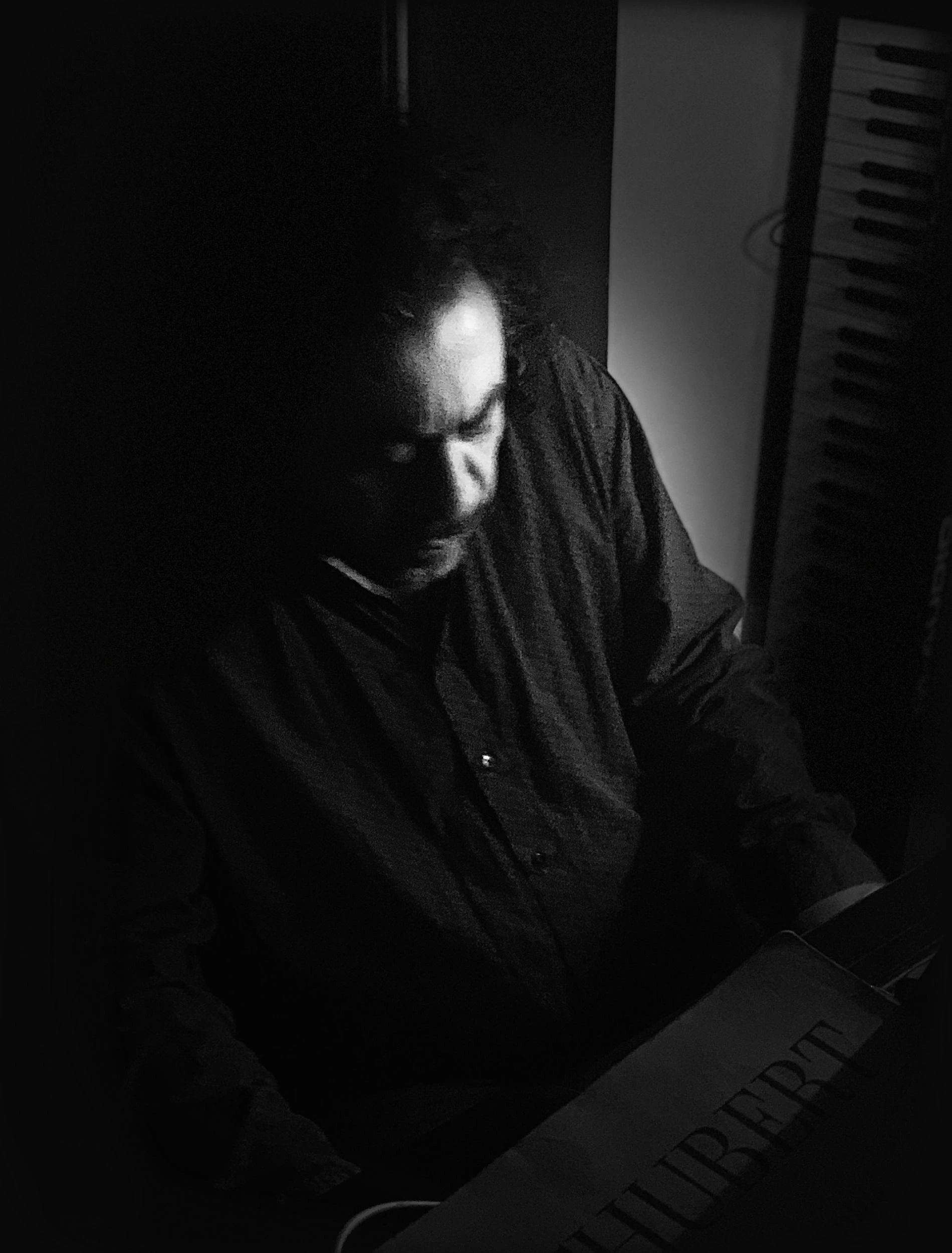 photo de dominique salloum jouant du piano